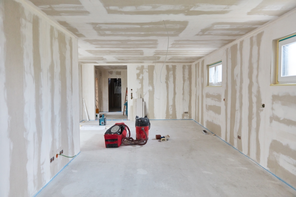 Empty,Living,Room,After,Putty,Work,On,Walls,And,Ceiling